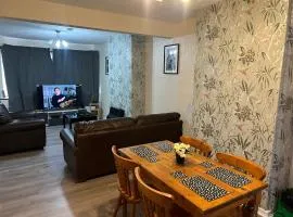 Five Oaks House- Entire 3 Bedroom House for Family & Contractors with up to 5 sleep- NO PARTIES ALLOWED