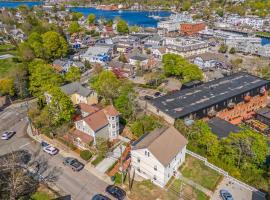Coastal Victorian Home Walk to Downtown，位于格罗顿的酒店
