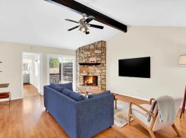 2BR 2BA Cozy Bungalow with Backyard in Montclaire - Zilker Area，位于奥斯汀的酒店
