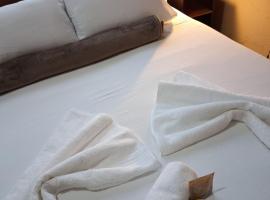 Kitnet Completa perto da Praia e do Centro, Roupas de Cama e Banho，位于伊利亚孔普里达的酒店