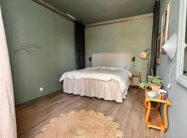 Gamla Mejeriet i Västra Värlinge，位于特雷勒堡的酒店