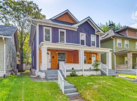 2 Mi to Mass Ave Convenient Townhome with Yard!，位于印第安纳波利斯的酒店