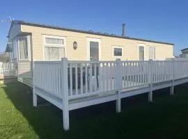 Great 8 Berth Caravan With Decking Area, Near To Caister Beach Ref 65054Eb