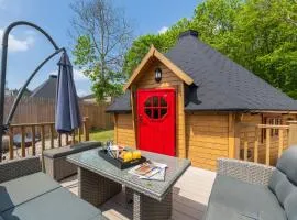 Woods Meadow Glamping - Peaceful days, Relaxing stay - Family & Pet Friendly Lodges - Woodland Escape