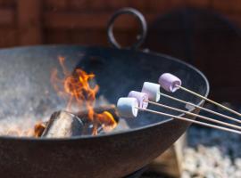 Countryside lodges at WOODS MEADOW, One with hot tub, All sleep 5 or 6 and have Wifi, En suite, Kitchenette, Fire Pits, Children's Play Area, Tennis, Surrounded by Nature - your peaceful family retreat nr Brands Hatch Kent!，位于西莫林的酒店
