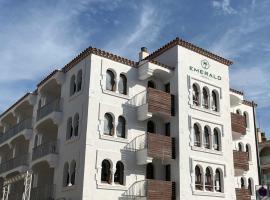 Emerald Sun Hotel，位于坎布里尔斯的酒店