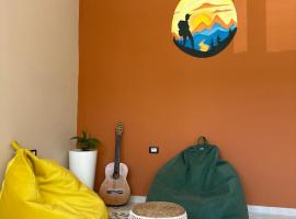 Queen-V Hostel，位于伏罗拉的酒店
