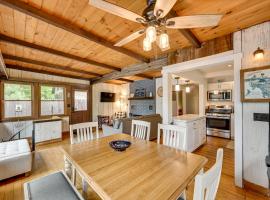 Lakefront Granby Escape with Private Dock and Kayaks!，位于Granby的酒店