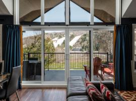 Spacious 3 bedroom condo Ski-in Ski-out St Sau，位于圣索弗尔-德斯蒙特的酒店