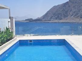 Al Dana H2O Luxury Villa，位于富查伊拉的酒店