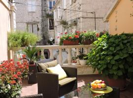 Apartments & Rooms Trogir Stars FREE PARKING，位于特罗吉尔特罗吉尔绿色市场附近的酒店