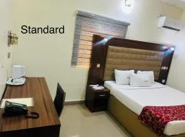 Parris Royal Hotel，位于Gwarinpa纳姆迪·阿齐基韦国际机场 - ABV附近的酒店