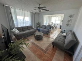 Large 1 Bedroom Apt with 2 balconies and Pool，位于伊莎贝拉的酒店