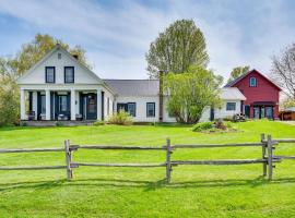 ‘True North Farm House’ - Historic Family Home，位于Barton的酒店