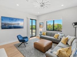 Jeannie's Sunrise Suite - Luxury 2BR Across from Beach - Balcony - Rocket Views，位于可可比奇的酒店