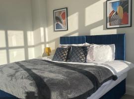 2 Bedroom Apartment - Flitwick - Contractor Friendly - Tourist Ready - Full Kitchen - WiFi - Smart TV - Sofa Bed - FREE Parking - Ideal for Short or Long Stays，位于弗特威克的酒店