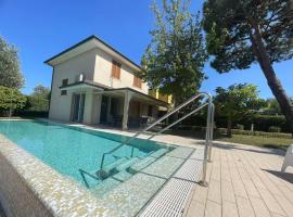Delightful villa with garden and pool in Albarella，位于Caleri的酒店