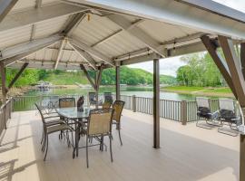 2-Story Dock and Deck at Huge Family Home in Doyle!，位于Spencer的酒店