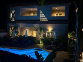 X luxury suites，位于阿尔戈斯托利翁的带泳池的酒店