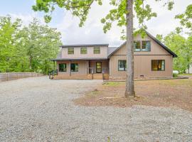Greers Ferry Lake Retreat Game Room and Fire Pit!，位于Higden的酒店