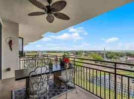 Spacious Lakefront Condo in Kissimmee