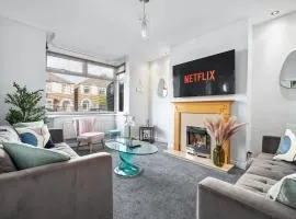 Stunning Modern Home - Sleeps 6 - Minutes from Racecourse