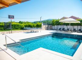 Vacation villa Matic with 7 bedrooms，位于锡尼的酒店