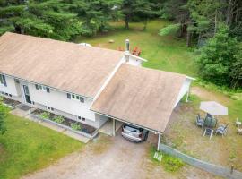 Bancroft Vibes Suite Sleeps 7 Cozy Retreat，位于班克罗夫特的酒店