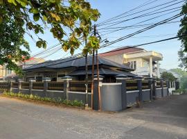 Siloyo Homestay - Hommy place to stay!，位于Sasak Dua的酒店