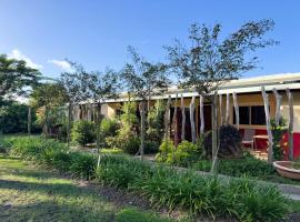 Gîte Domaine de la Ferme d'Erambere lot 67 route de la Nondoue，位于Dumbéa的酒店