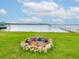 Shawano Lake House with Boat Dock, Kayaks, and Grill!，位于Shawano的酒店