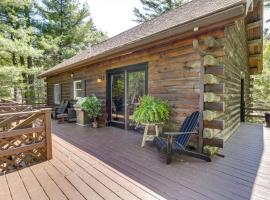 5 Mi to Plymouth Rock Log Cabin Getaway!