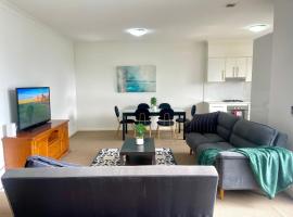 Low Price Family Apartment-2 Bedroom -Parking-WiFi - Sleeps 5，位于Chullora的酒店