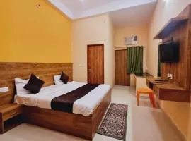 Hotel Boston Family Home Stay - Premium Affordable Rooms - Fully AC