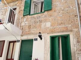 Apartments and rooms with parking space Komiza, Vis - 24523，位于科米扎的旅馆