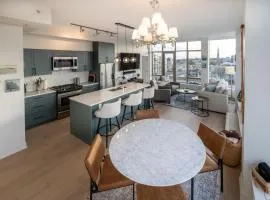 Victoria's SEA-Cret-Stunning Olympic and Inner Harbour Views from 450 sq ft Balcony