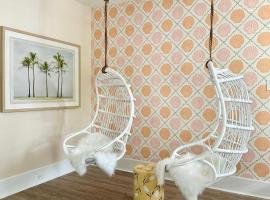 Sea Breeze Charm Hot Tub and Near Beach，位于艾斯拜瑞的酒店