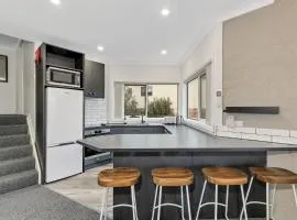 Parkwood 5 - 2BR Split Level l Spa Bath l BBQ l Central Location l WiFi