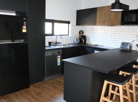 CBD Elizabeth St Modern Townhouse - Secure Parking，位于朗塞斯顿的酒店
