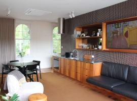 Le Salon Luxury City Apartment with Free Parking，位于朗塞斯顿的酒店