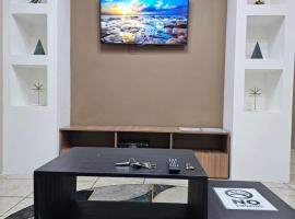 The Layover - 6 Mins from the Airport, Equipped for Long Stays