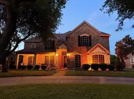 Luxury 5BR Retreat, Kid's Playroom! Near Lake Hubbard, Vineyard Views