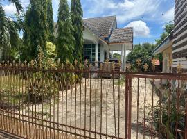 Baan Pa Dee Si Sa Ket，位于Ban Dong Bang的带停车场的酒店