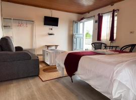 Jazby Guest House, Naivasha，位于奈瓦沙的带停车场的酒店