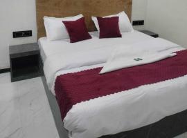 Hotel O The Moonwyn Suites，位于卡尔贾特的酒店