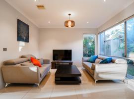 Spacious Point Cook Retreat & Free Parking，位于库克角的酒店
