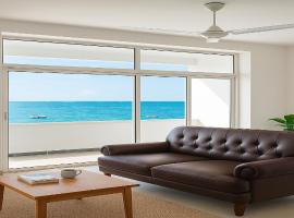 TR Beach Apartments - Stunning Beachfront 2BR with Private Balcony，位于乌罗阿的酒店