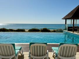 TEMPEL by the Sea，位于曼哲拉的带停车场的酒店