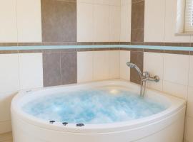 Parkresidenz Maria - 160 m2 - Whirlpool - Terrasse - Exklusiv am Goethepark，位于魏玛的带热水浴缸的酒店