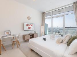 Majestic Studio in Damac Carson C，位于Dubai Marina的酒店